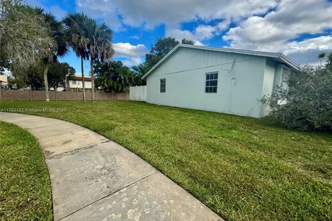 5380 S Lakewood Cir S # F, Margate FL 33063