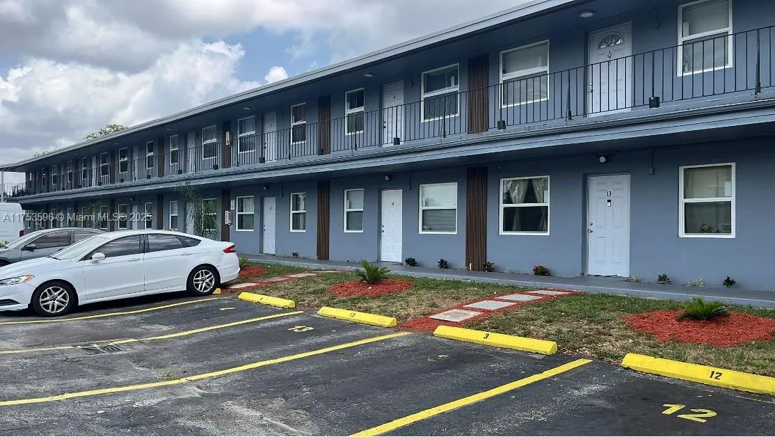 6051 Arthur St # 14, Hollywood FL 33024