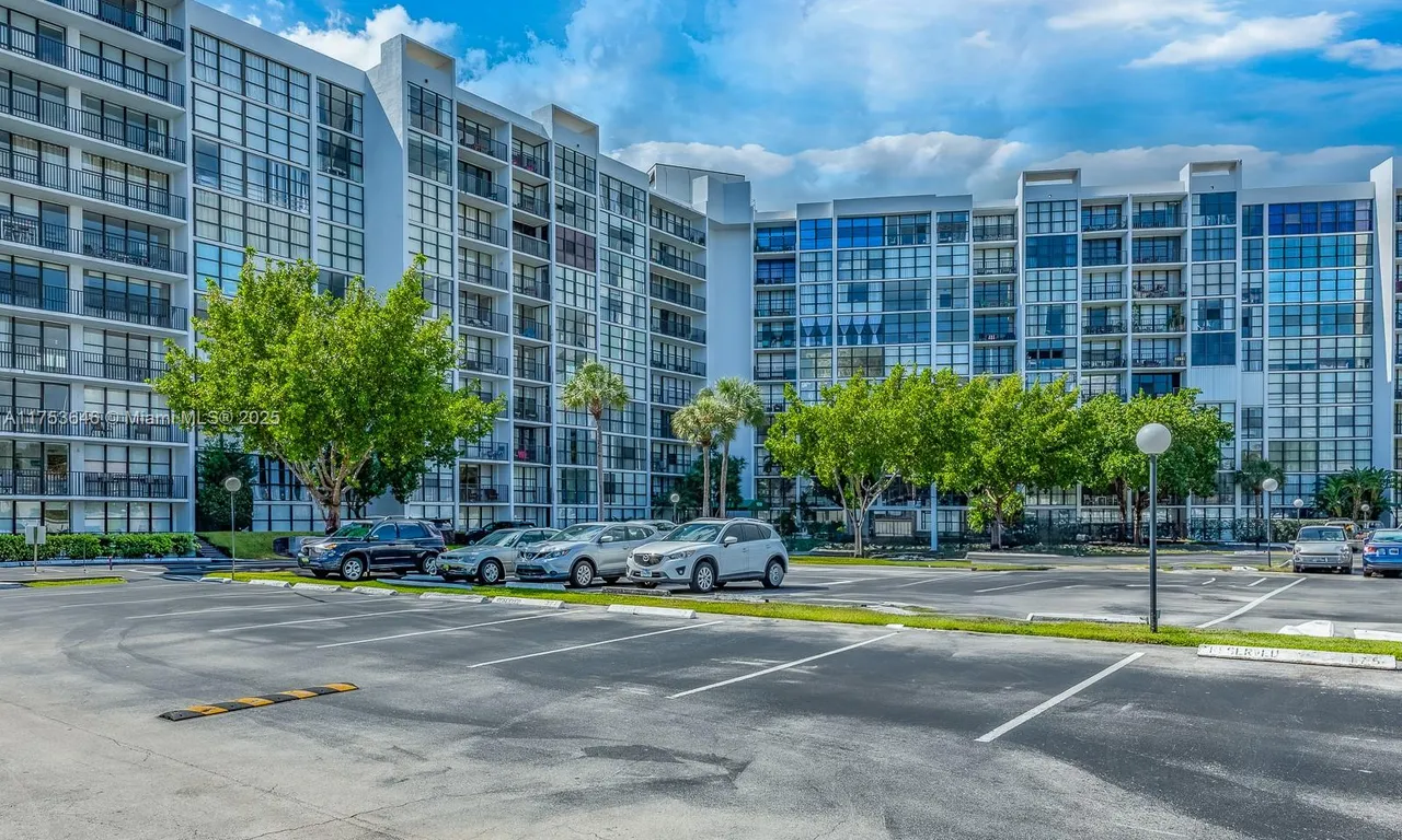 1000 Parkview Dr # 702, Hallandale Beach FL 33009