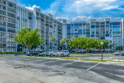 1000 Parkview Dr # 702, Hallandale Beach FL 33009