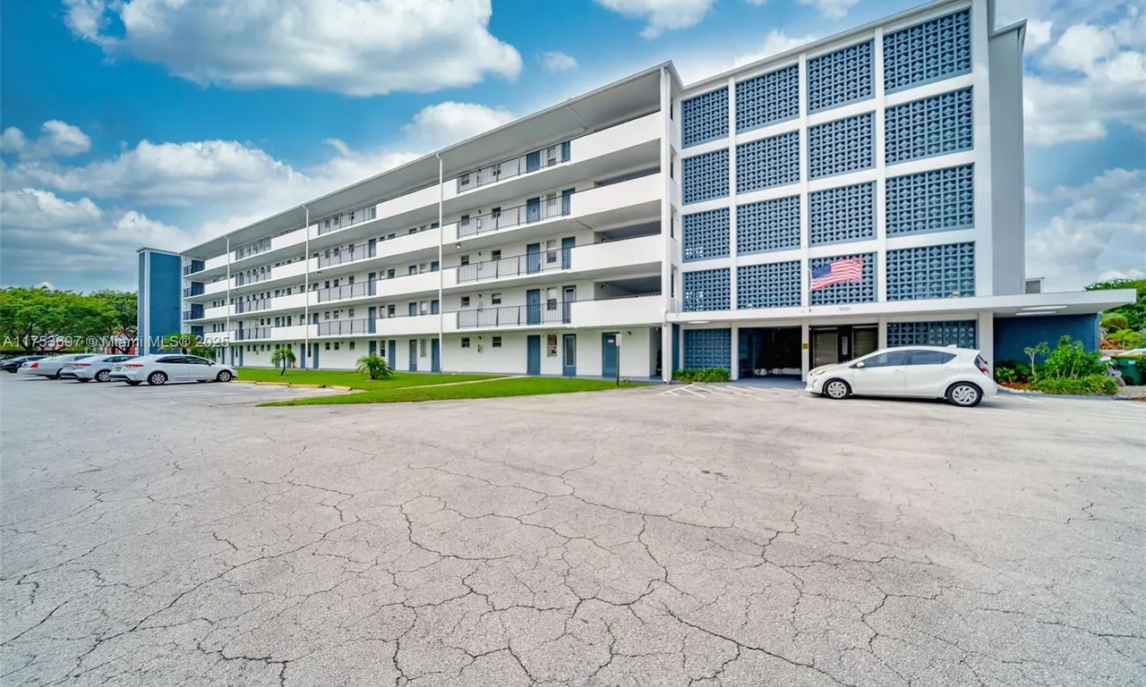 950 Hillcrest Dr # 401, Hollywood FL 33021