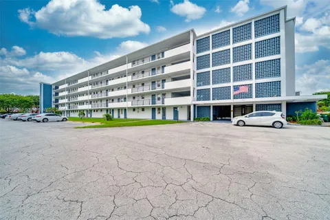 950 Hillcrest Dr # 401, Hollywood FL 33021