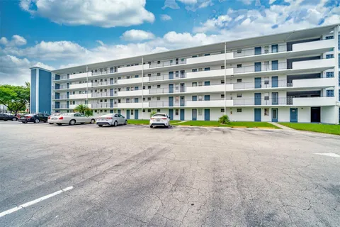 950 Hillcrest Dr # 401, Hollywood FL 33021