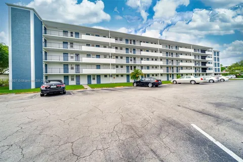 950 Hillcrest Dr # 401, Hollywood FL 33021
