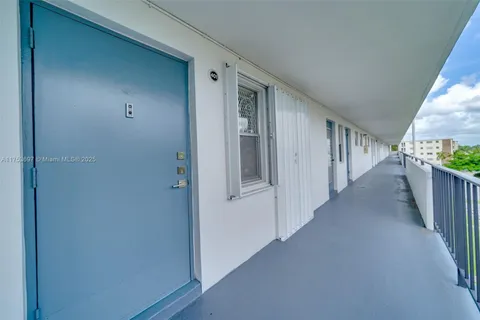 950 Hillcrest Dr # 401, Hollywood FL 33021