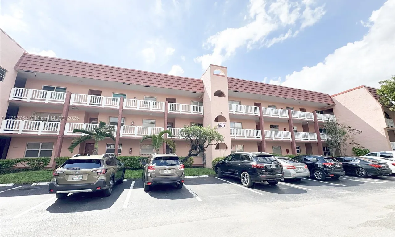 9501 Sunrise Lakes Blvd # 306, Sunrise FL 33322