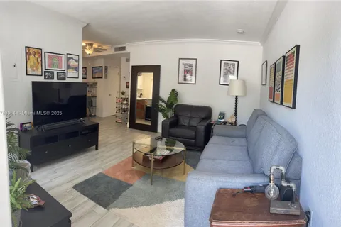 95 Edgewater Dr # 104, Coral Gables FL 33133