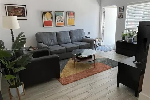 95 Edgewater Dr # 104, Coral Gables FL 33133