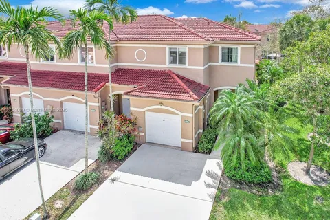 7952 N Southwood Cir, Davie FL 33328