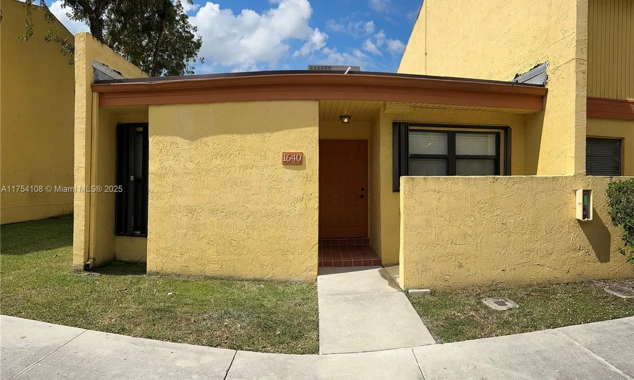 1640 NW 93rd Ave # 306, Pembroke Pines FL 33024