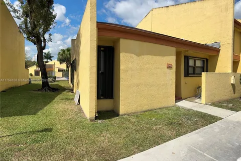 1640 NW 93rd Ave # 306, Pembroke Pines FL 33024