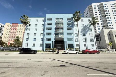 501 SW 1st St # 208, Miami FL 33130