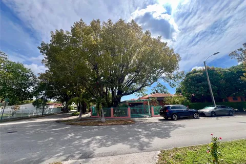 4490 SW 2nd St, Miami FL 33134