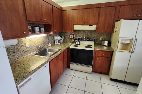 2821 Somerset Dr # 400, Lauderdale Lakes FL 33311