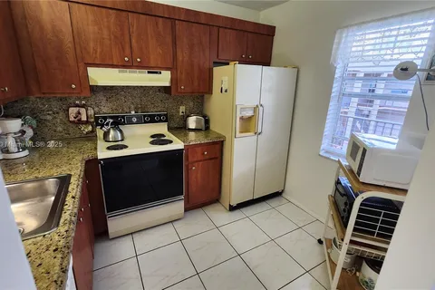 2821 Somerset Dr # 400, Lauderdale Lakes FL 33311