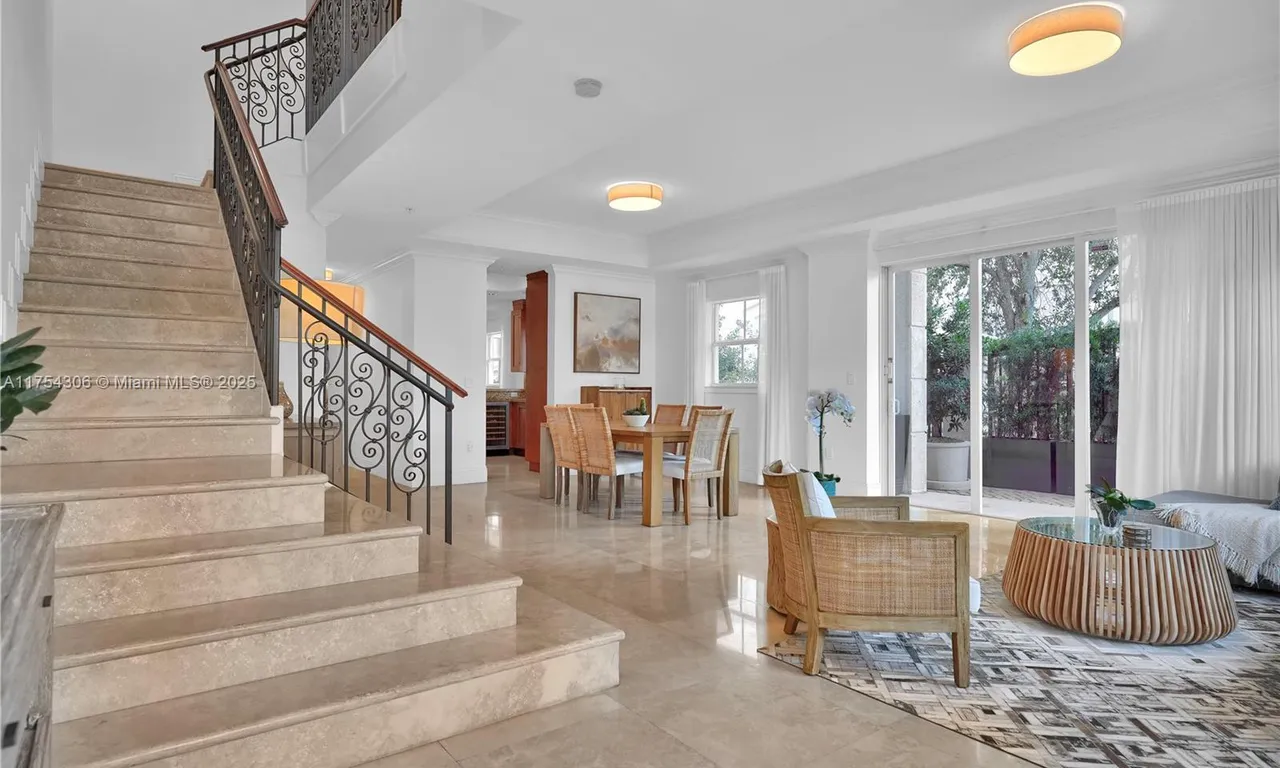 50 Alhambra Cir # 112, Coral Gables FL 33134