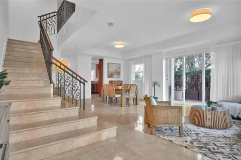 50 Alhambra Cir # 112, Coral Gables FL 33134