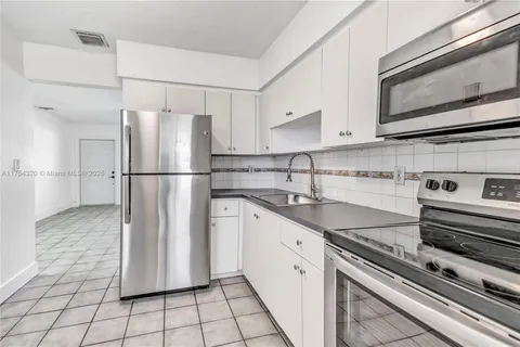 137 NE 1st Ct, Dania Beach FL 33004