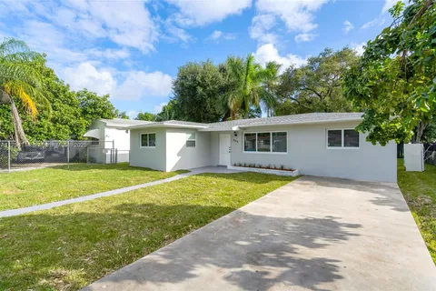 330 NE 164th St, Miami FL 33162