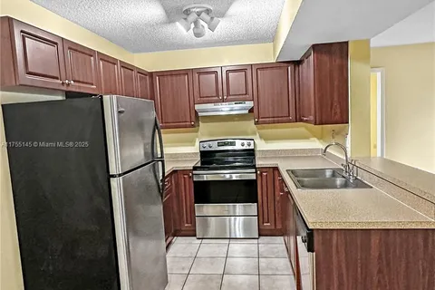 250 W Palm Cir W # 103, Pembroke Pines FL 33025