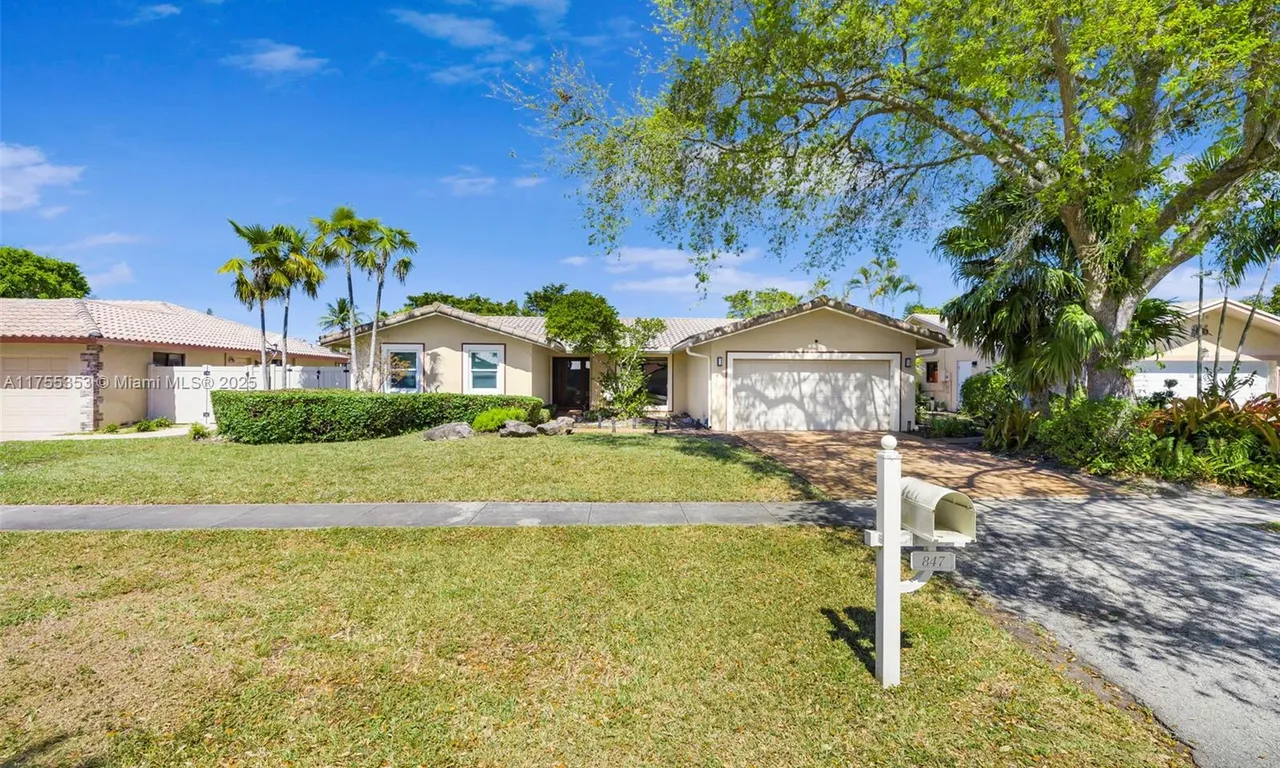 847 W Plantation Cir, Plantation FL 33324