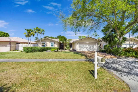 847 W Plantation Cir, Plantation FL 33324