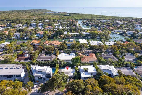 92 W Mashta Dr, Key Biscayne FL 33149