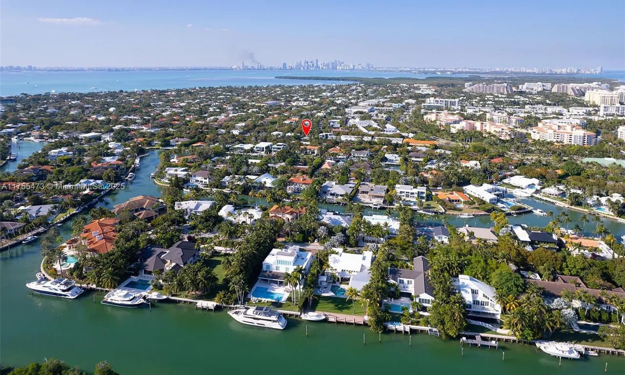 92 W Mashta Dr, Key Biscayne FL 33149