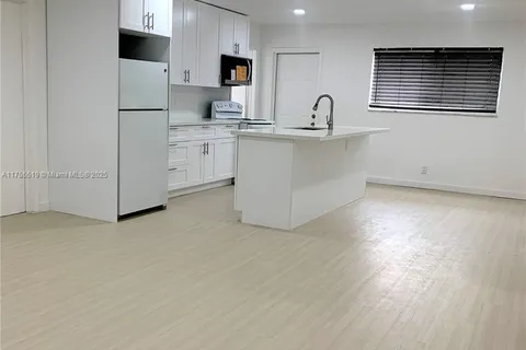 512 SW 2nd Ave # 2, Hallandale Beach FL 33009