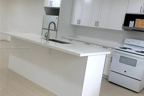 512 SW 2nd Ave # 2, Hallandale Beach FL 33009