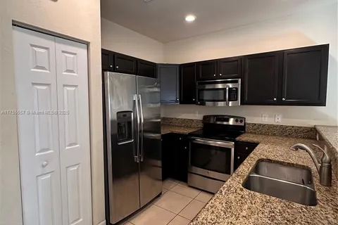3210 SE 6th St, Homestead FL 33033