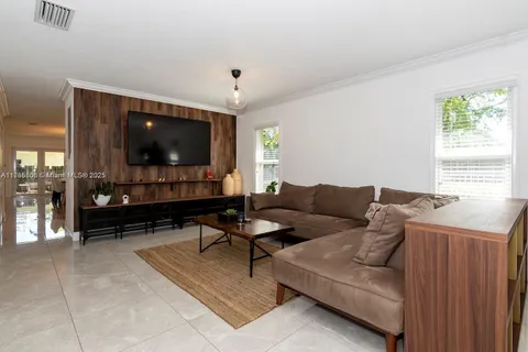 1081 NE 132nd St, North Miami FL 33161