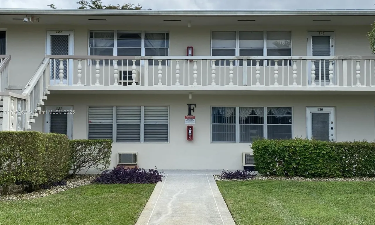 142 Cambridge F # 142, West Palm Beach FL 33417