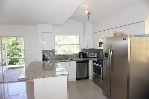 1057 SE 6th Ave, Dania Beach FL 33004