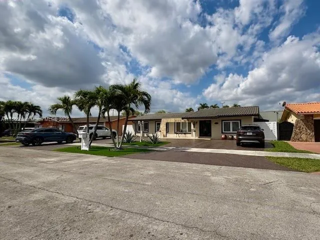 1732 SW 104th Pl, Miami FL 33165