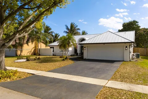 9820 NW 10th St, Plantation FL 33322
