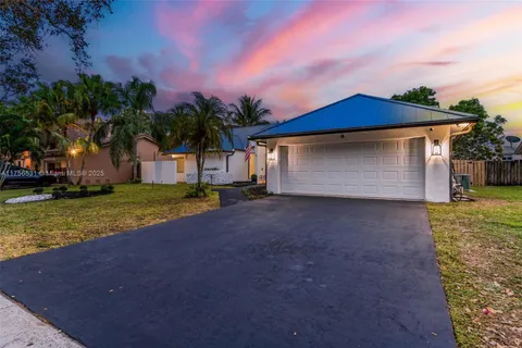 9820 NW 10th St, Plantation FL 33322