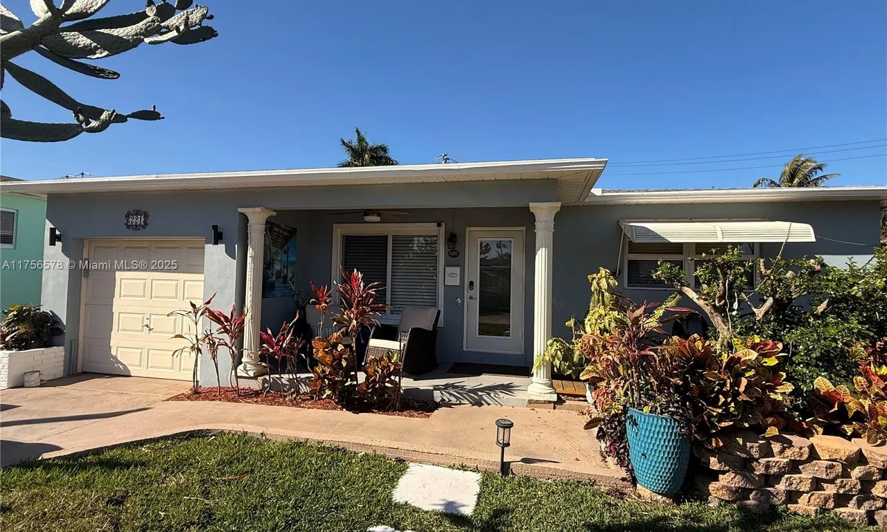 221 SE 3rd Ter, Dania Beach FL 33004