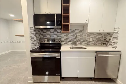 724 NE 3rd St # 2, Hallandale Beach FL 33009