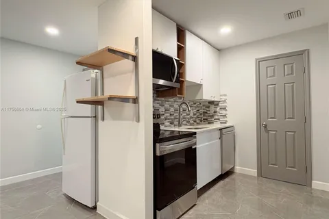 724 NE 3rd St # 2, Hallandale Beach FL 33009