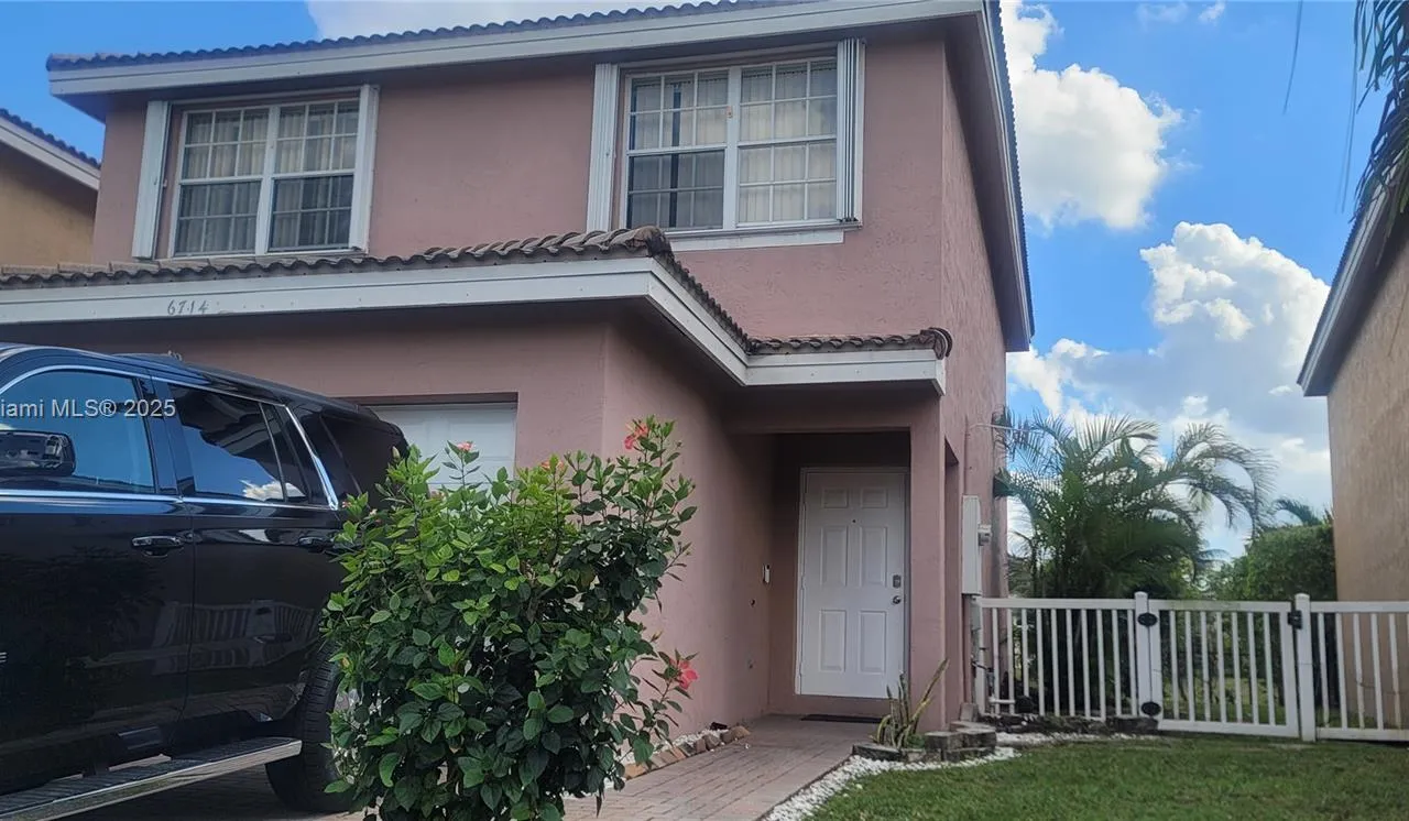 6714 NW 39th Ln, Lauderhill FL 33319