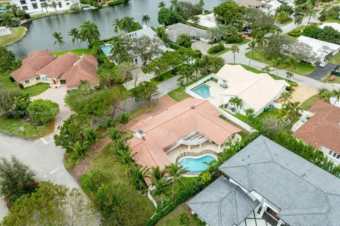 9 Gatehouse Rd, Sea Ranch Lakes FL 33308