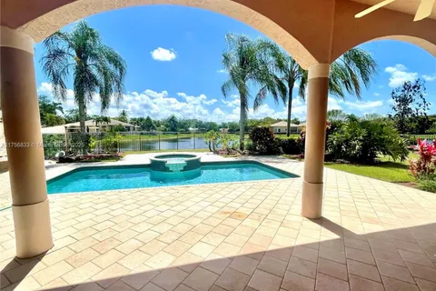 2547 Montclaire Cir # 2547, Weston FL 33327