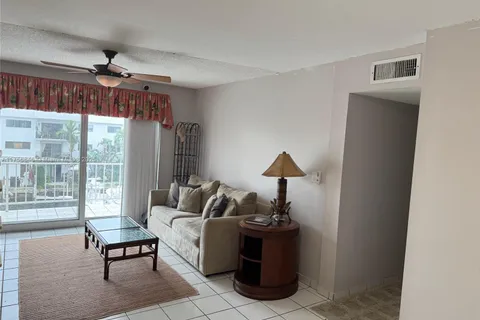 3522 NE 171st St # 303, North Miami Beach FL 33160