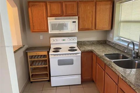 8325 Sunrise Lakes Blvd # 305, Sunrise FL 33322