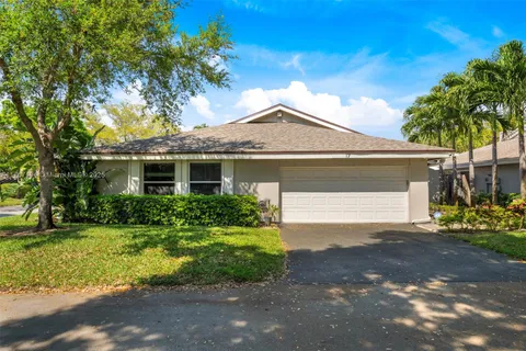 17 Boxwood Rd, Hollywood FL 33021