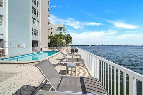 2016 Bay Dr # 304, Miami Beach FL 33141