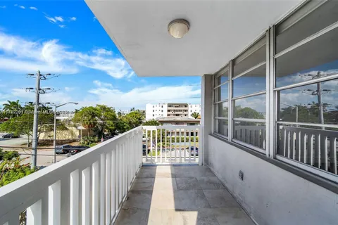 2016 Bay Dr # 304, Miami Beach FL 33141