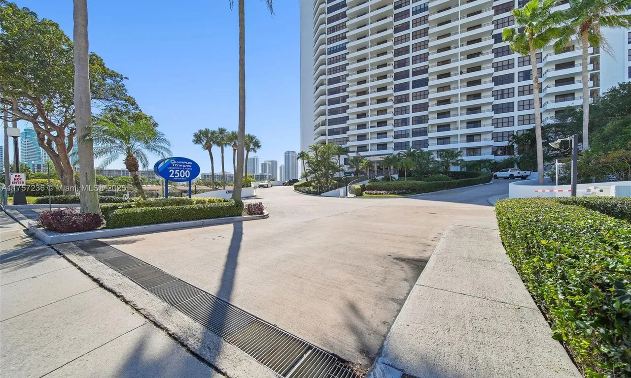 2500 Parkview Dr # 812, Hallandale Beach FL 33009