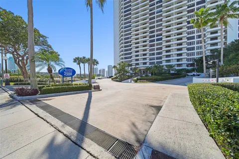 2500 Parkview Dr # 812, Hallandale Beach FL 33009